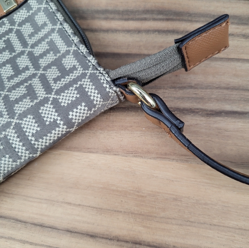 Tommy Hilfiger Signature Logo Brown & Tan Crossbody w/Adjustable Strap, Like New - Picture 10 of 10